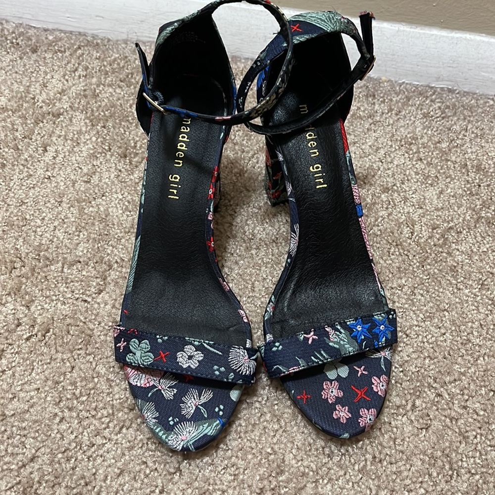 Madden Girl BEELLA Black Floral Bock Heels size 8.5 - Picture 5 of 7